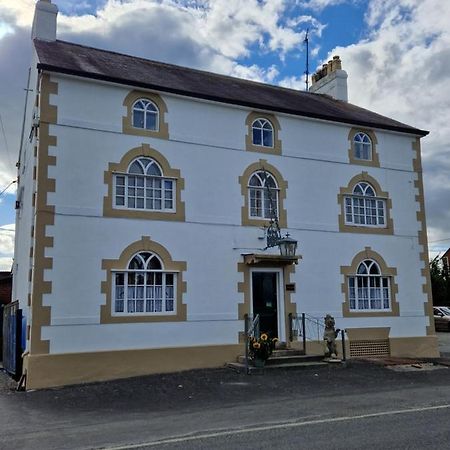 Llandysilio Ty Llew酒店 外观 照片