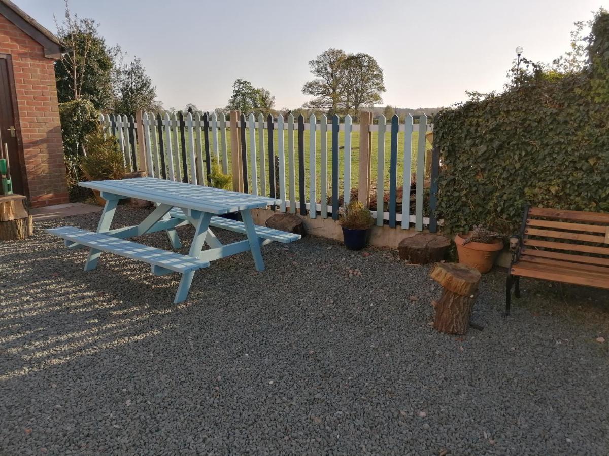 Llandysilio Ty Llew酒店 外观 照片