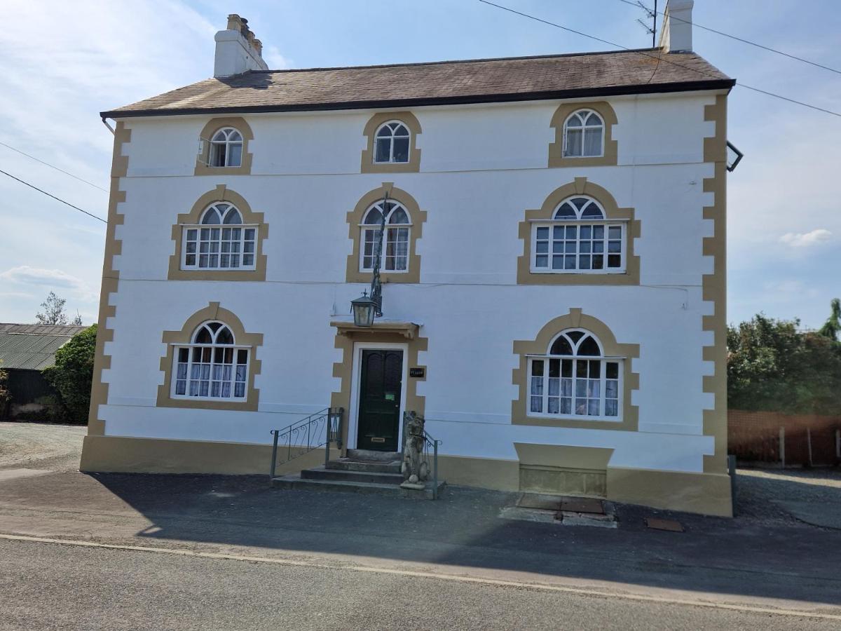 Llandysilio Ty Llew酒店 外观 照片